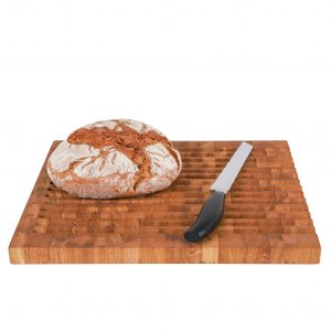 Brotschneidebrett Stirnholz mit Brot und Messer
