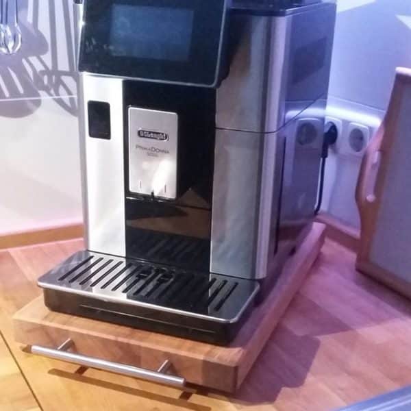 Gleitbrett für Kaffeevollautomat aus Eichenholz