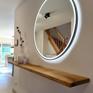 schwebendes Wandregal aus Holz