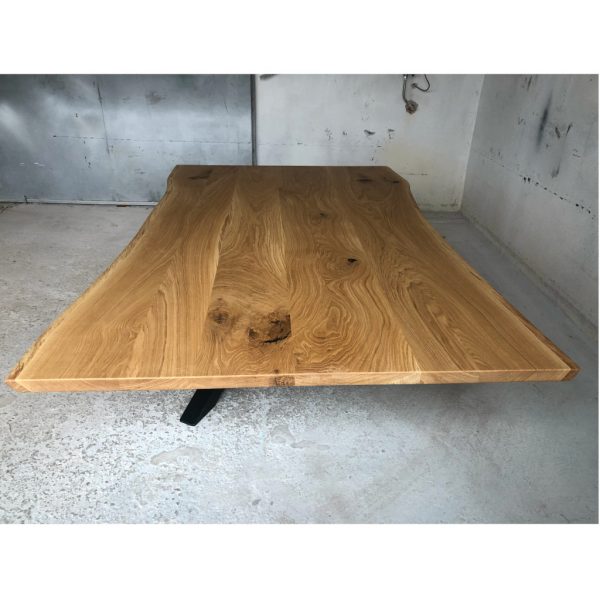 rustikaler Holztisch mit Baumkante