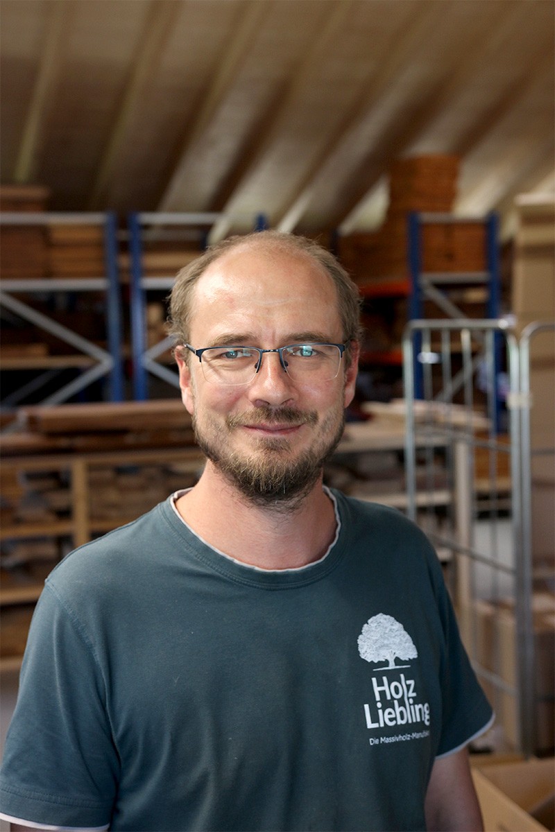 Holz-Liebling Mitarbeiter Simon Lager Verpacken