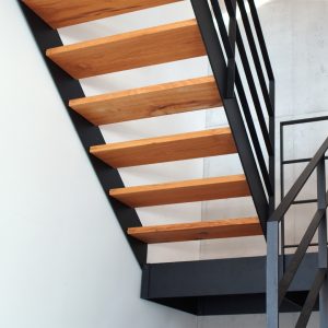 Massivholz Treppenstufen nach Maß handefertigt aus Wildeiche