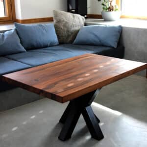 Couchtisch Wohnzimmertisch aus Nussbaum mit Spider-Tischgestell im Wohnzimmerbereich mit Couch