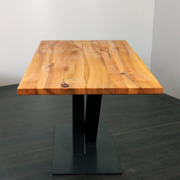 Esstisch mit Tischplatte aus Kirschbaumholz und Stahlgestell