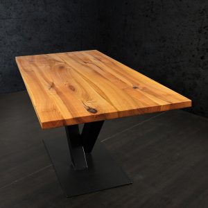 Esstisch mit Tischplatte aus Kirschbaumholz und Stahlgestell