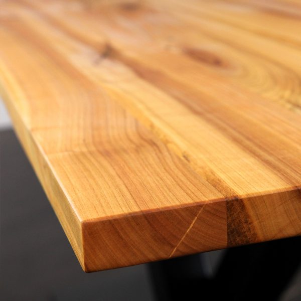 Tischplatte aus Kirschbaum mit Detail Kantenbearbeitung