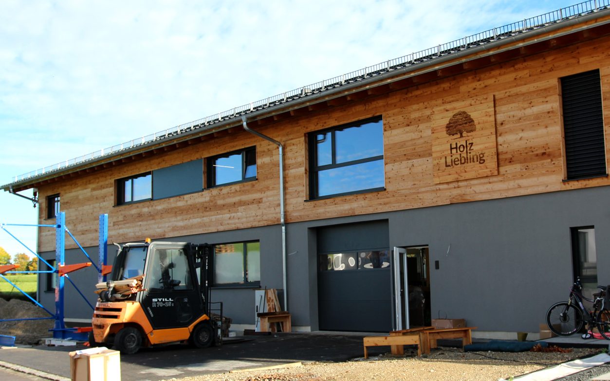 Holztisch-Atelier-Holz-Liebling-Schreinerei-Aussenansicht