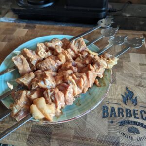 Stirnholz Schneidebrett, Barbecue Grillbrett Mit Umlaufender Saftrille Und Schaschlikspieße Auf Einem Teller