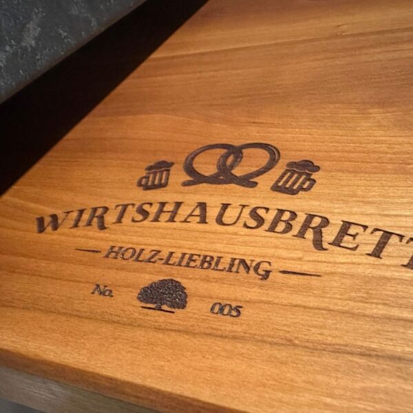 Kirschbaum Schneidebrett Aus Alten Bayrischen Wirtshaustischen Hergestellt Mit Holz-Liebling Wirtshausbrett Gravur