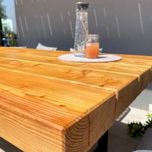 Moderner Gartentisch Lärchenholz Im Detail