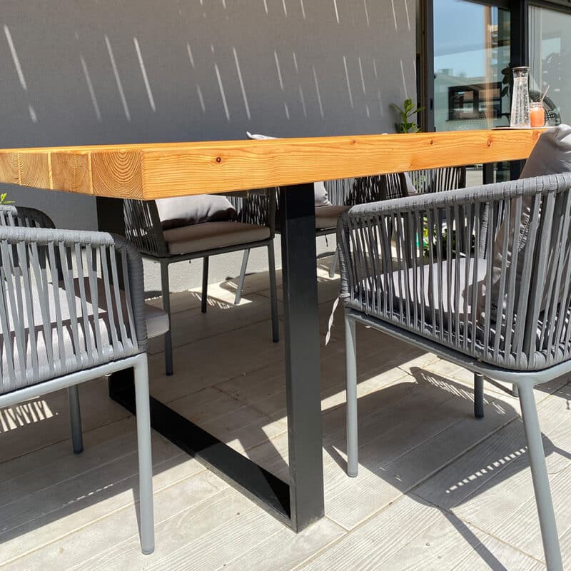 Moderner Gartentisch aus Lärche mit Kufen-Gestell