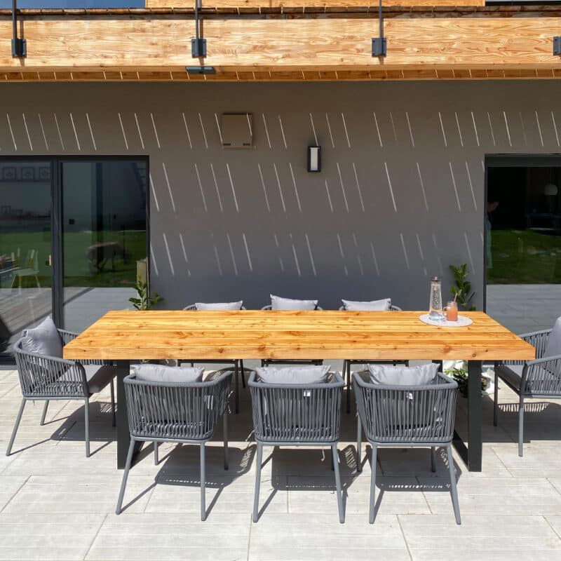 Moderner Gartentisch aus Lärchenholz Massivholzbalken