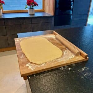 Backbrett_Aus_Holz_Mit_Teigrolle