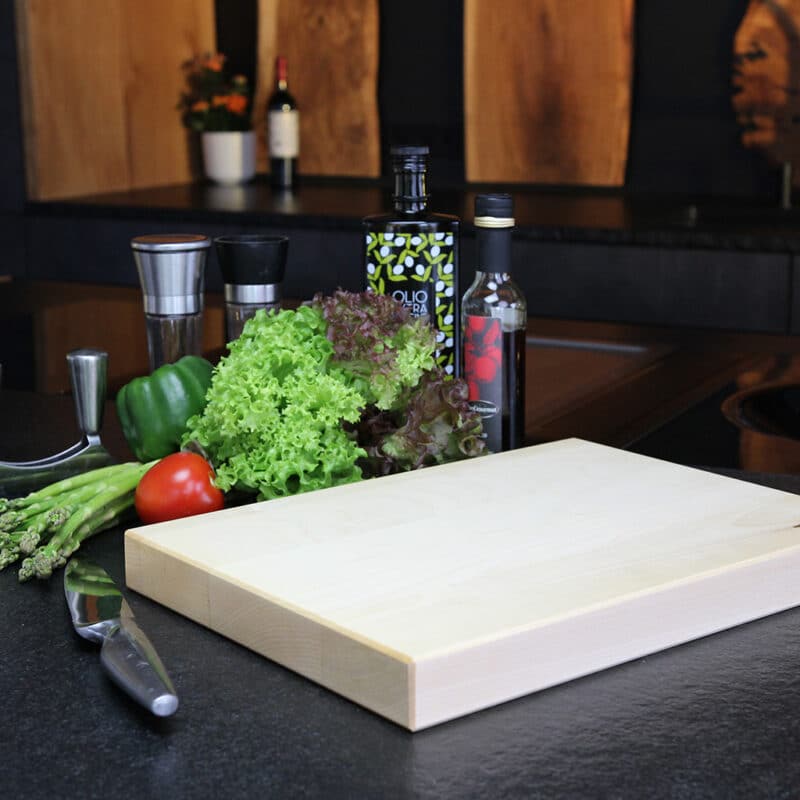 Längsholz Schneidebrett aus Ahorn mit Gemüse im Hintergrund
