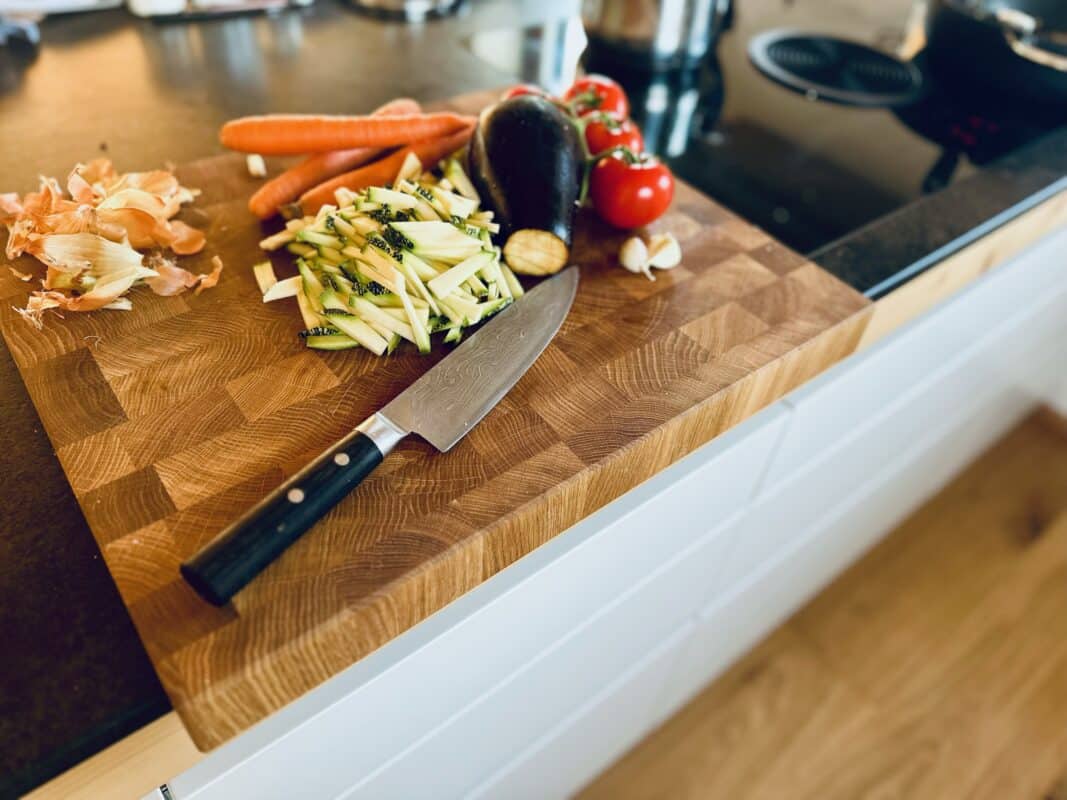 Kundenfoto Eiche Stirnholz Schneidebrett mit Anschlagkante