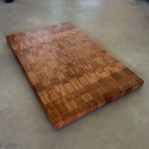 Kochfeldabdeckung aus Kirschbaum Stirnholz; 90 x 58 x 4 cm