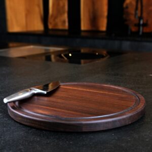 Rundes-Schneidebrett-Aus-Nussbaum-Mit-Saftrille-