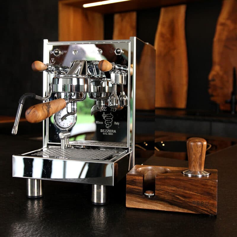 Siebträgermaschine mit Tamperstation klein Nussbaum