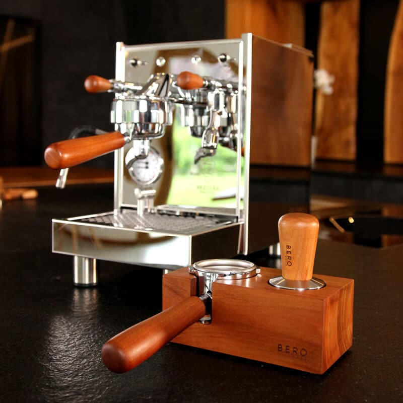 Tamperstation für Siebträger Kaffeemaschine klein Kirschbaum geräuchert