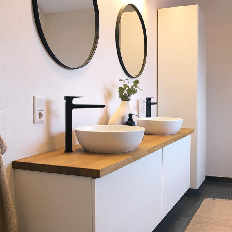 Badschrank-Hochschrank-nach-Maß-weiß-Szenerie