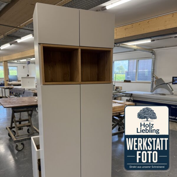 Badschrank_Mit_Eichenablage_Werkstattfoto.001