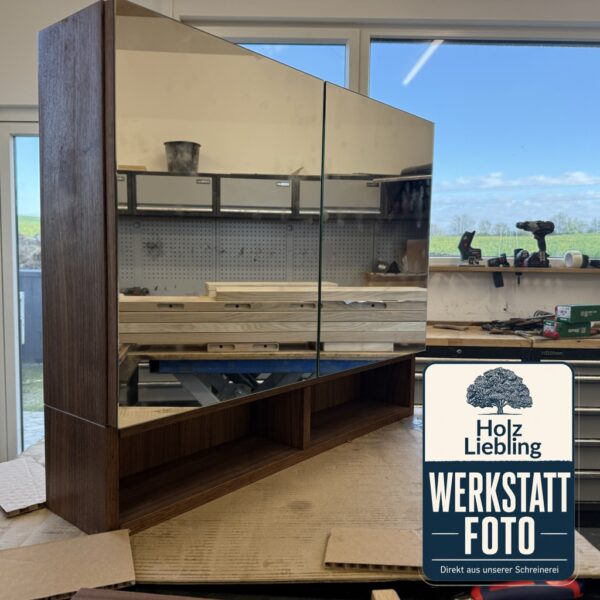 Amerikansicher_Nussbaum_Spiegelschrank_Werkstattfoto.001