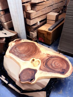 Unikat-Couchtisch-Baumscheibe-Nussbaum-159X87-U04-Ansicht-1.Jpg