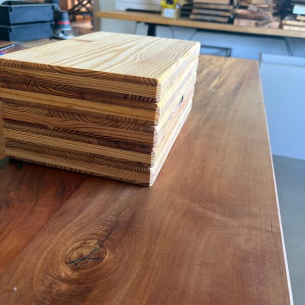 Fünf massive Holzbretter aus Lärche 30 x 20 cm