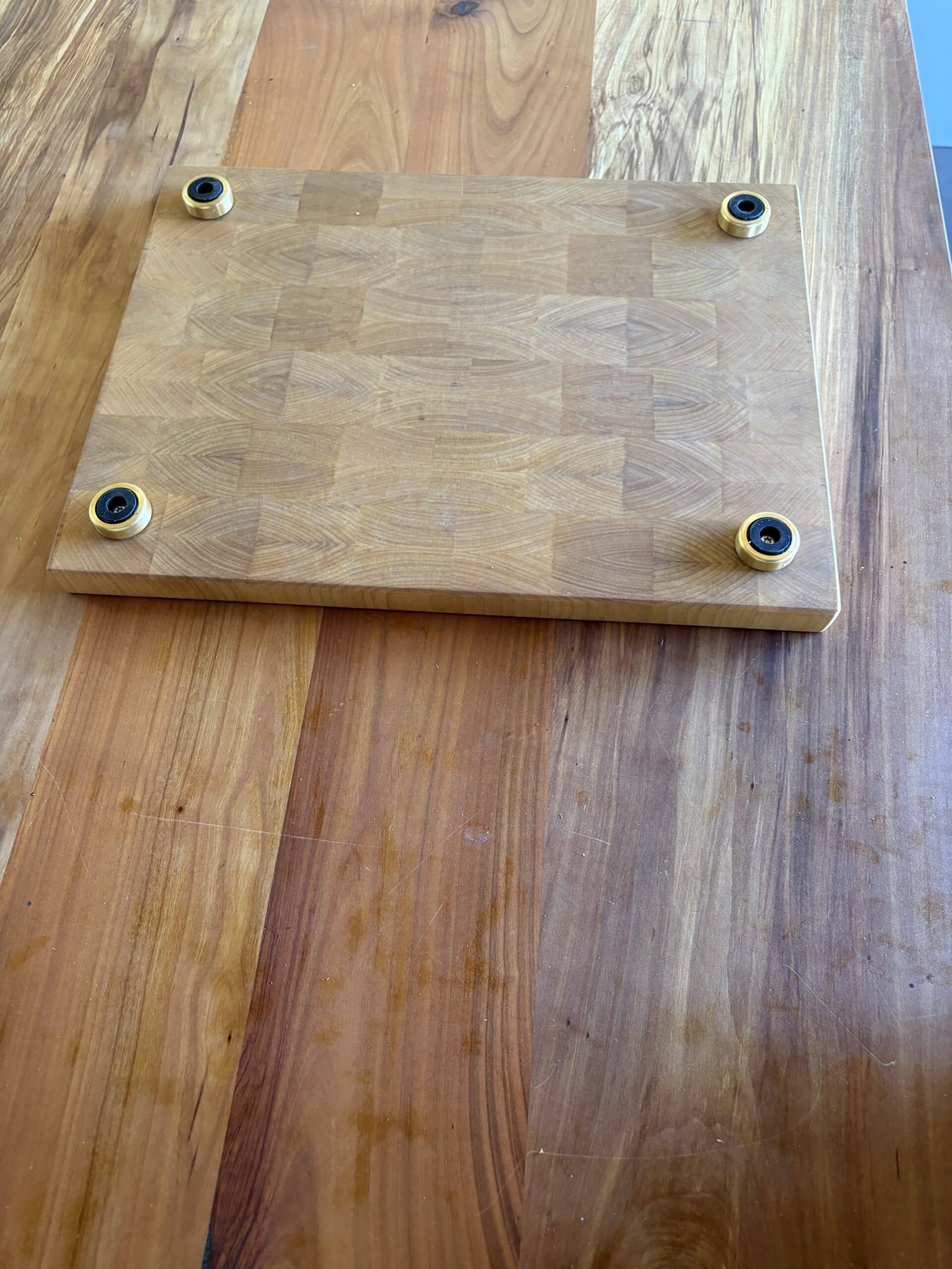 Unikat: Stirnholz-Schneidebrett mit goldenen Alufüßen – 40 × 30 cm 2 Unterseite Des Stirnholz Schneidebretts Mit Goldenen Füßen