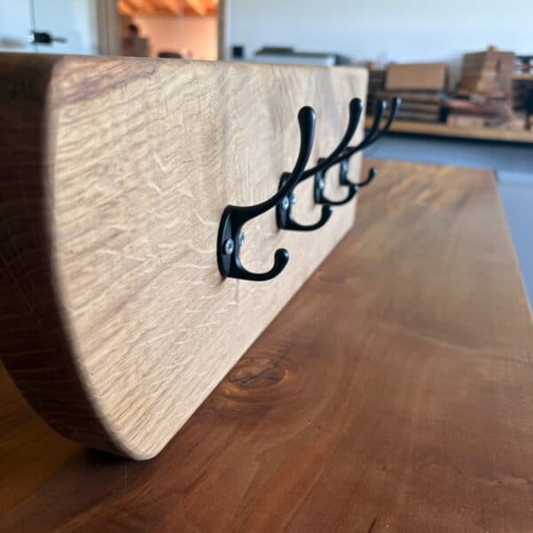 Massivholz Wandgarderobe mit schwarzen Kleiderhaken